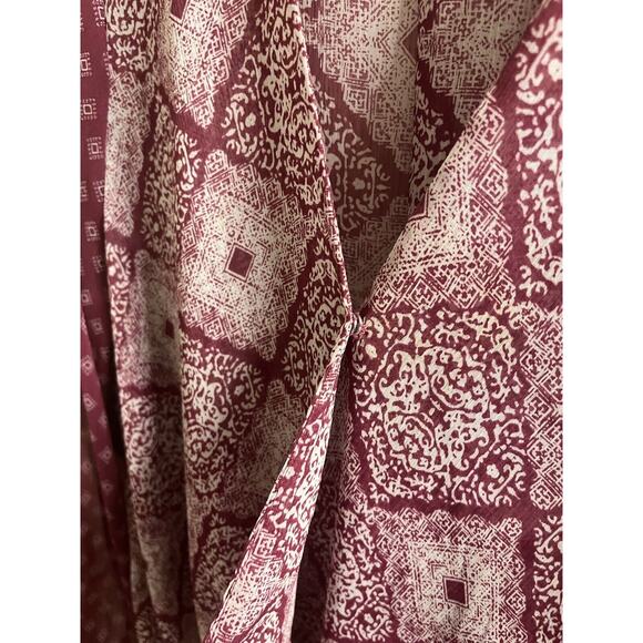 Kut from the Kloth Blouse Women's SIZE XL Snap Closure‎ Sheer Pattern Wine - Picture 2 of 5